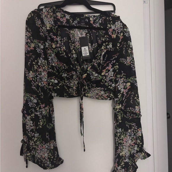 Floral Black Blouse Cropped Forever 21 (Never worn) - Picture 7 of 8